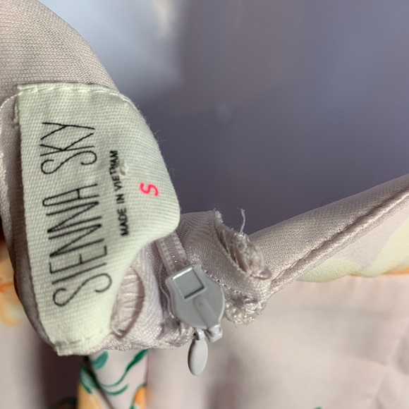 Romper Size Small - Picture 6 of 8